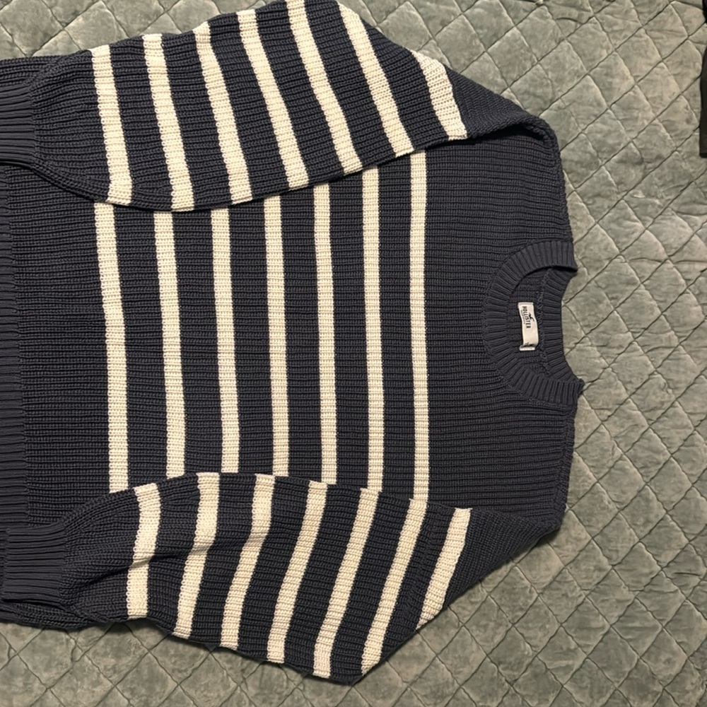 Comfy light weight sweater super stylish size medium made to fit bigger.